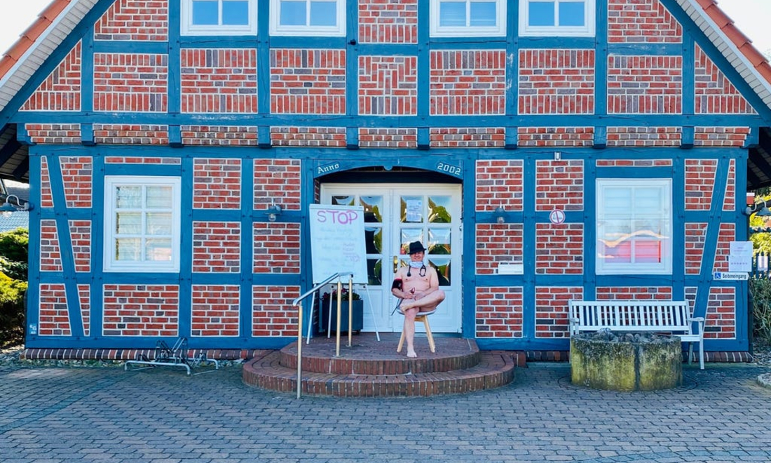 German doctors pose naked to protest lack of safety equipment