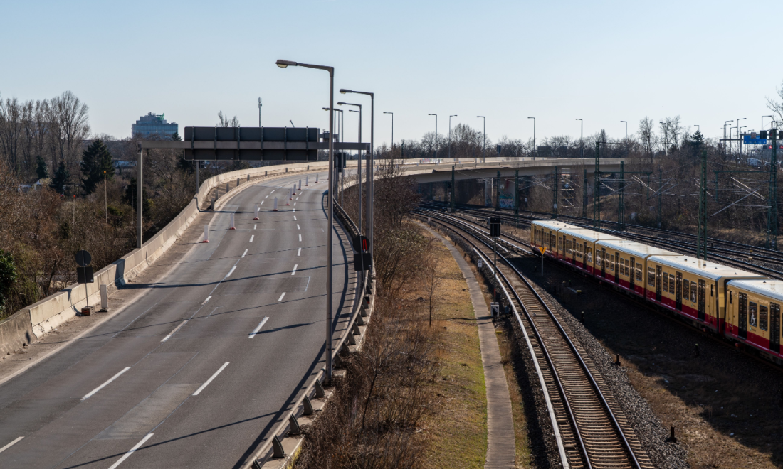 Berlin bridge closed after worrying cracks discovered