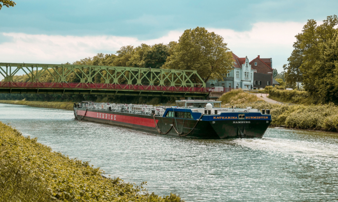 Drunk ship captain causes 1,5 million euros' worth of damage on River Rhine