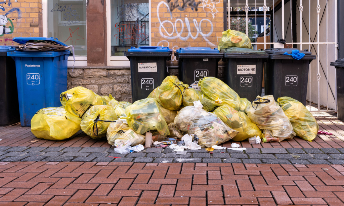 Rubbish fills Essen streets amid waste collectors’ strike